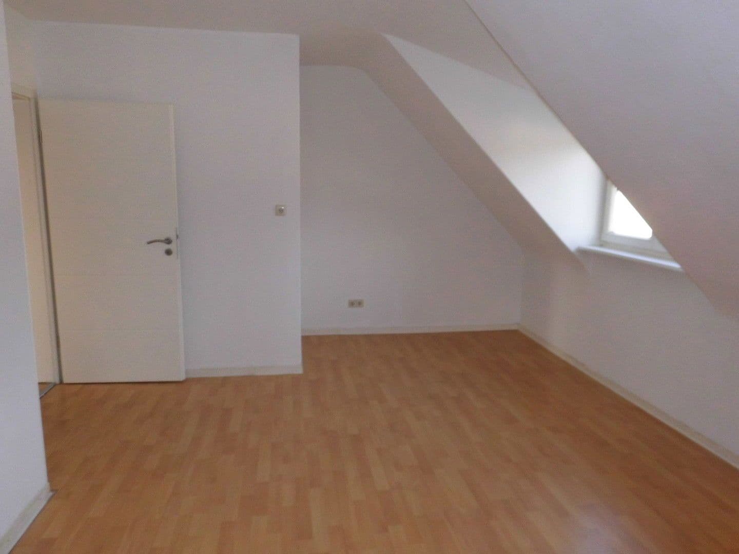 Pronájem bytu 2+1 40 m², Stuttgart, Bádensko-Württembersko Pronájem bytu 2+1 40 m², Stuttgart, Bádensko-Württembersko