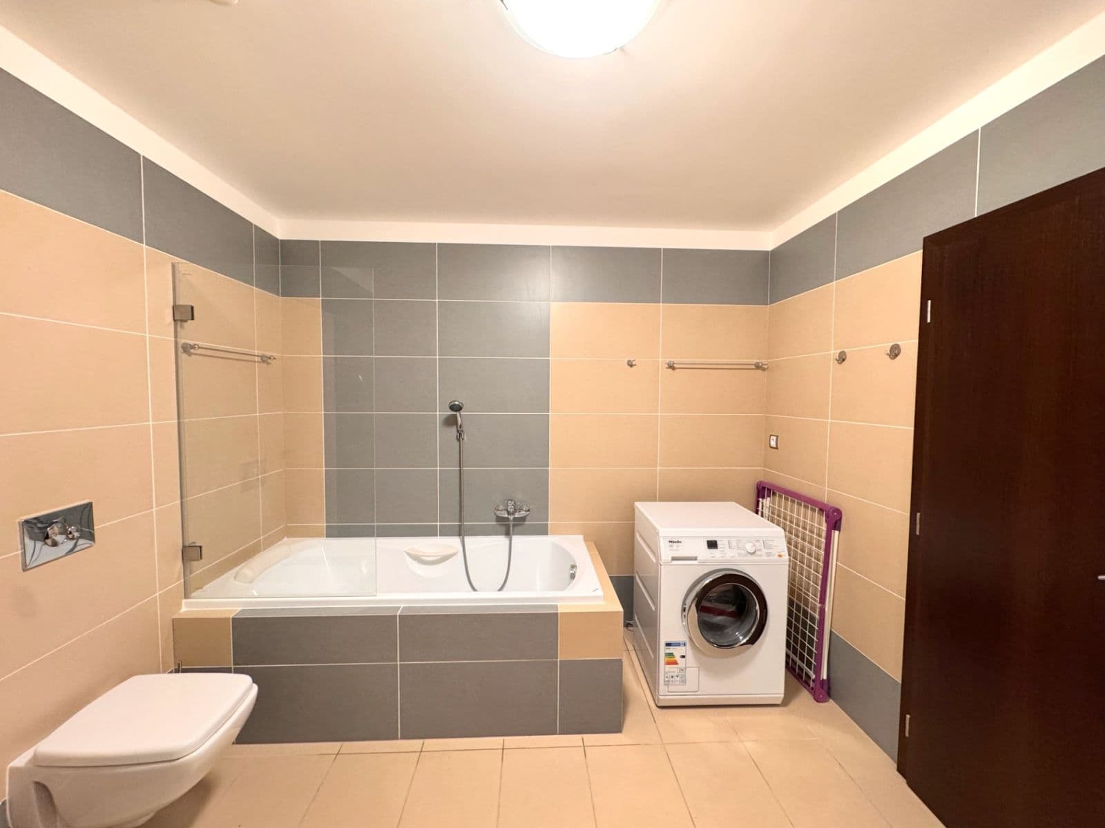 Prodej bytu 3+kk 96 m², Pražská silnice, Karlovy Vary, Karlovarský kraj Prodej bytu 3+kk 96 m², Pražská silnice, Karlovy Vary, Karlovarský kraj