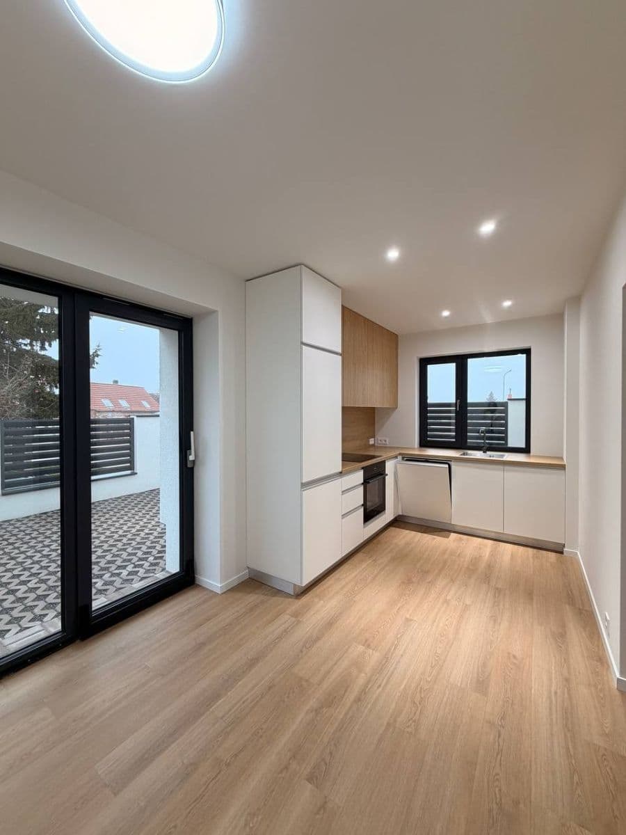 Pronájem bytu 2+kk 40 m², Krátká, Postřižín, Středočeský kraj Pronájem bytu 2+kk 40 m², Krátká, Postřižín, Středočeský kraj