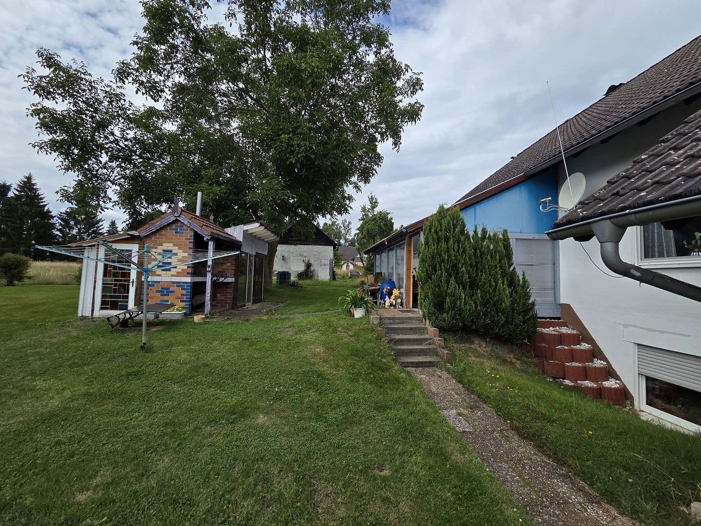 Prodej domu 225 m², pozemek 1.118 m², Raiffeisenstrasse 19, Biebern, Porýní-Falc Prodej domu 225 m², pozemek 1.118 m², Raiffeisenstrasse 19, Biebern, Porýní-Falc