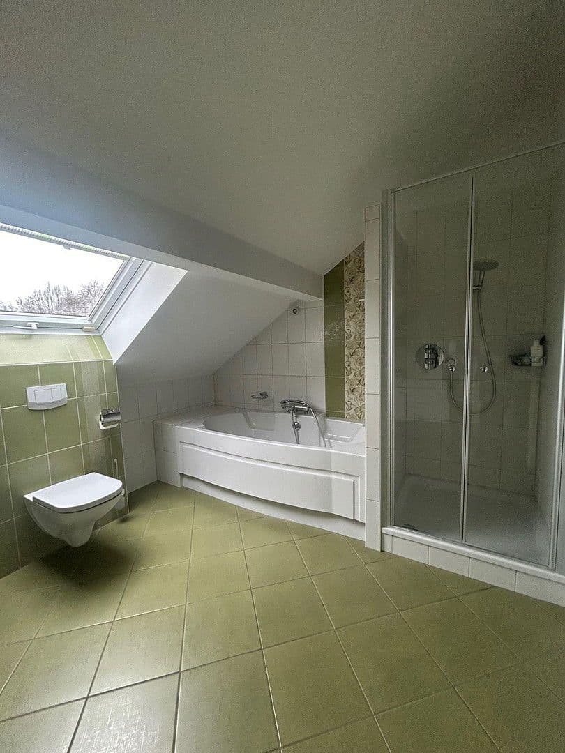 Prodej domu 250 m², pozemek 1.014 m², Wiehl, Severní Porýní-Vestfálsko Prodej domu 250 m², pozemek 1.014 m², Wiehl, Severní Porýní-Vestfálsko