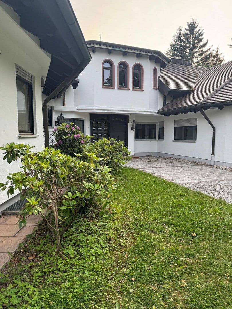 Prodej domu 540 m², pozemek 5.943 m², Waldweg 15, Kötz, Bavorsko Prodej domu 540 m², pozemek 5.943 m², Waldweg 15, Kötz, Bavorsko