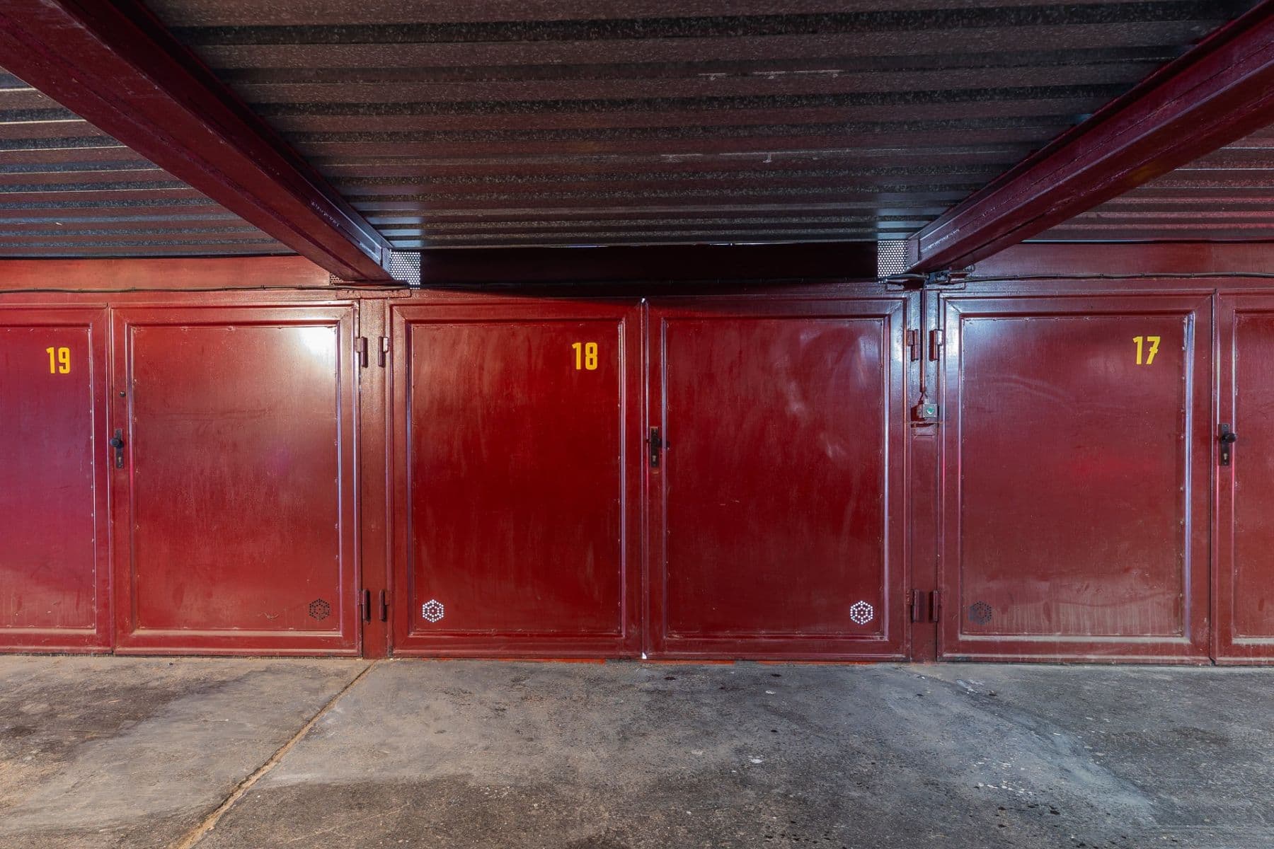 Pronájem garáže 15 m², Pecháčkova, Plzeň, Plzeňský kraj Pronájem garáže 15 m², Pecháčkova, Plzeň, Plzeňský kraj