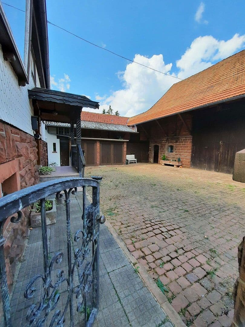 Prodej domu 297 m², pozemek 1.655 m², Dorfstraße 118, Michelstadt, Hessen Prodej domu 297 m², pozemek 1.655 m², Dorfstraße 118, Michelstadt, Hessen