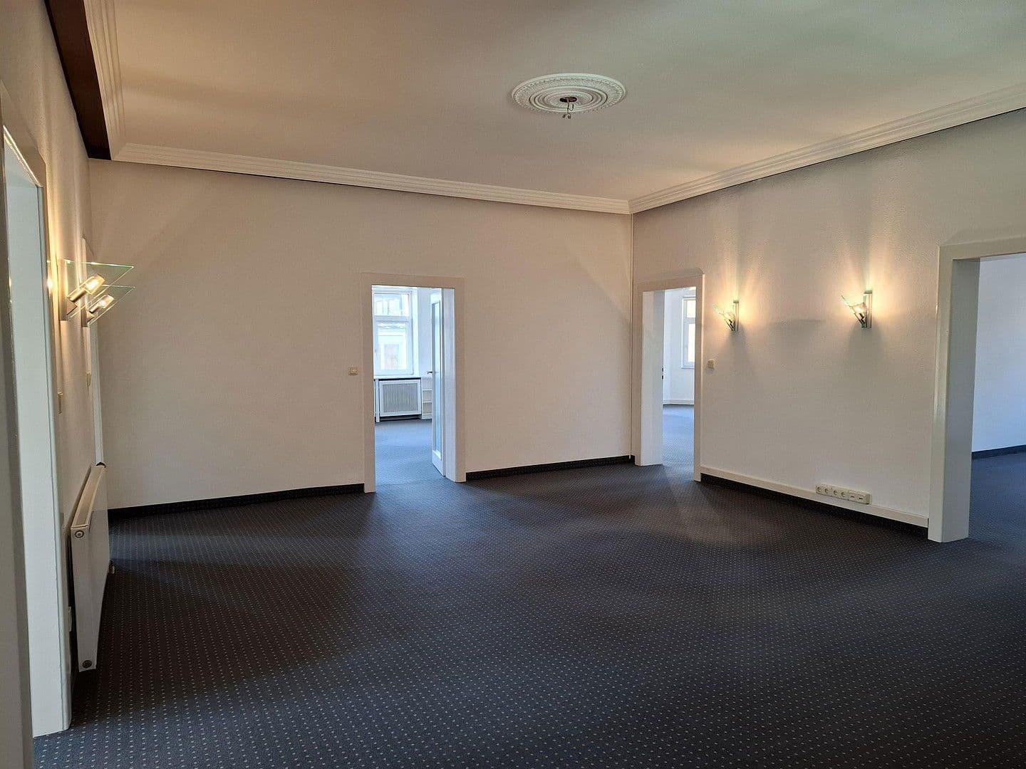 Pronájem kanceláře 250 m², Loebensteinstr. 38, Hannover, Dolní Sasko Pronájem kanceláře 250 m², Loebensteinstr. 38, Hannover, Dolní Sasko