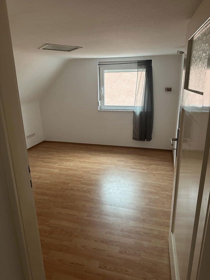 Pronájem domu 128 m², pozemek 71 m², Stuttgart, Bádensko-Württembersko Pronájem domu 128 m², pozemek 71 m², Stuttgart, Bádensko-Württembersko