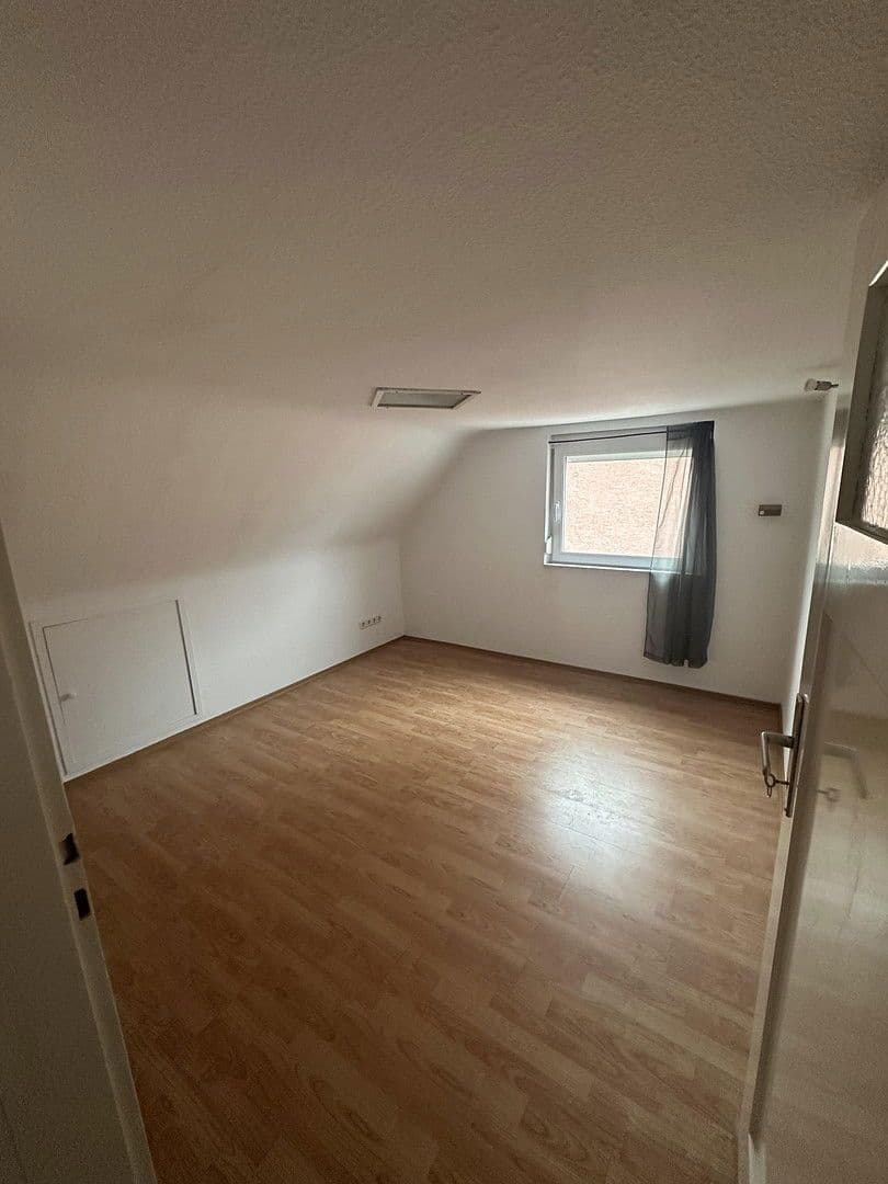 Pronájem domu 128 m², pozemek 71 m², Stuttgart, Bádensko-Württembersko Pronájem domu 128 m², pozemek 71 m², Stuttgart, Bádensko-Württembersko