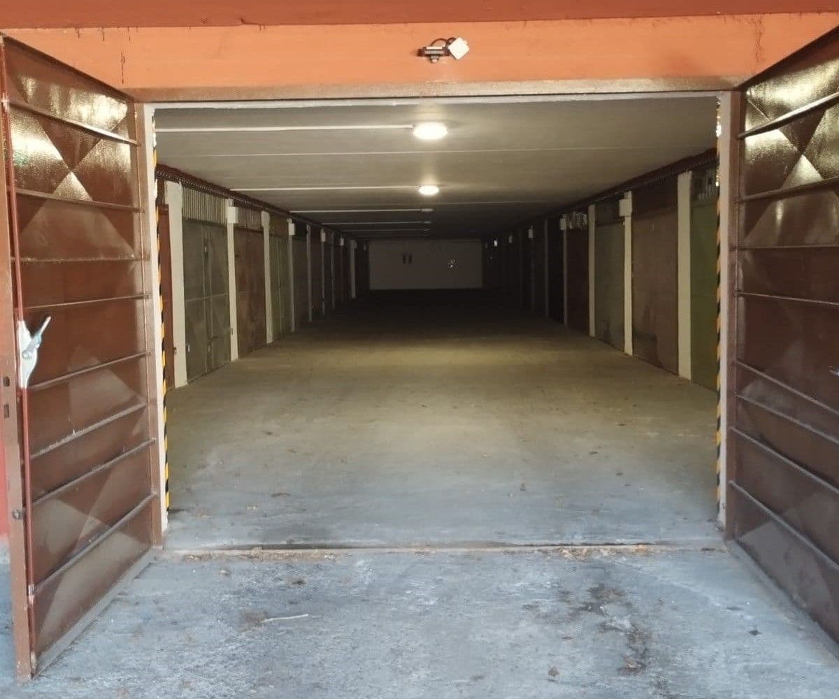 Pronájem garáže 16 m², Bellevue, Kladno, Středočeský kraj Pronájem garáže 16 m², Bellevue, Kladno, Středočeský kraj