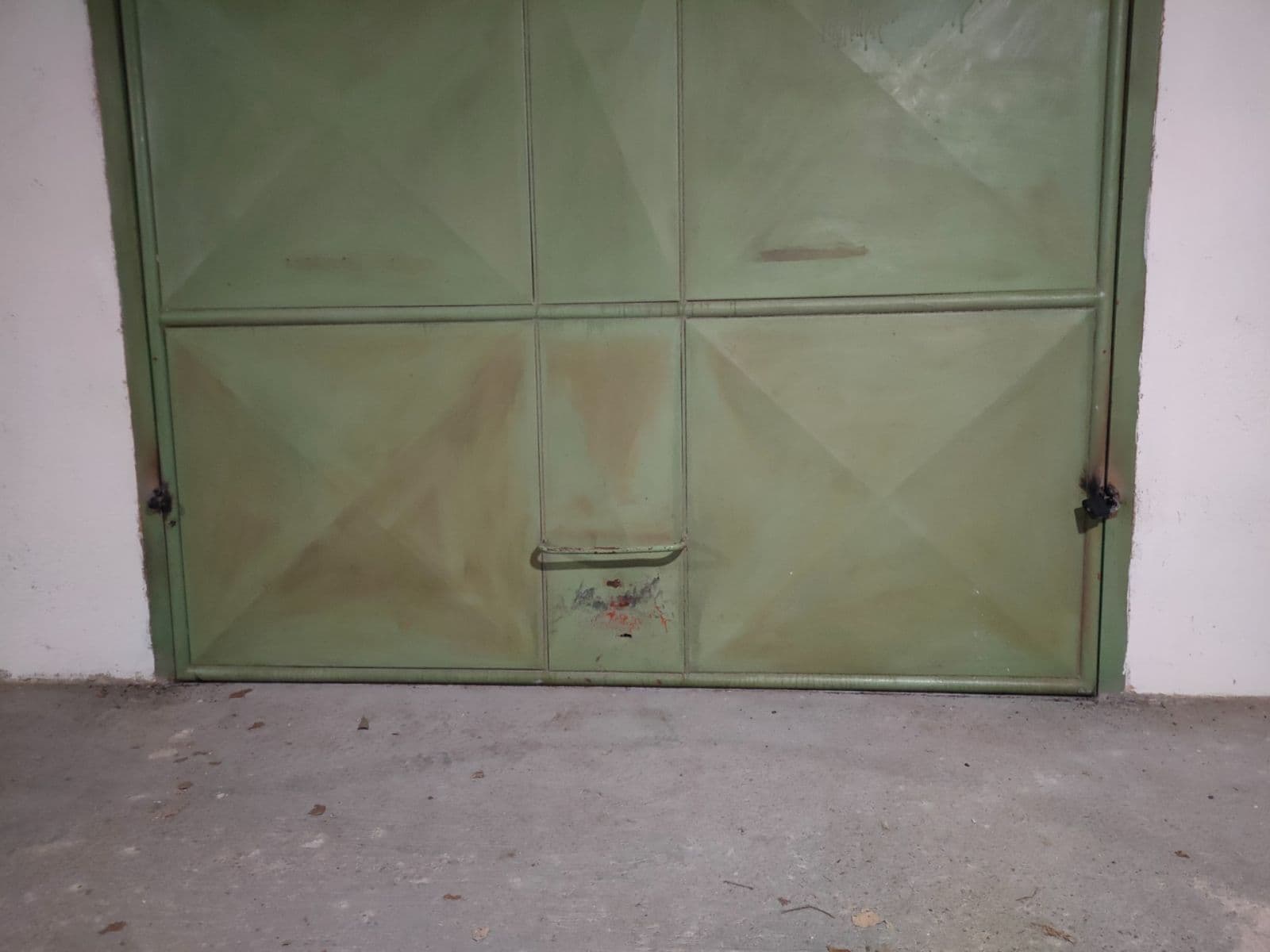 Pronájem garáže 16 m², Bellevue, Kladno, Středočeský kraj Pronájem garáže 16 m², Bellevue, Kladno, Středočeský kraj