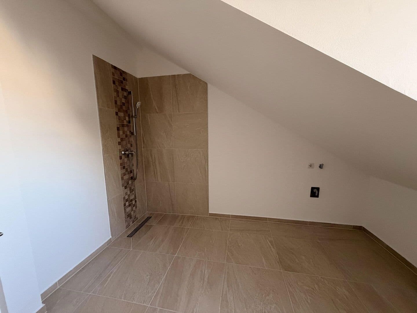 Pronájem bytu 4+1 144 m², Neuhofer Straße 45, Mannheim, Bádensko-Württembersko Pronájem bytu 4+1 144 m², Neuhofer Straße 45, Mannheim, Bádensko-Württembersko