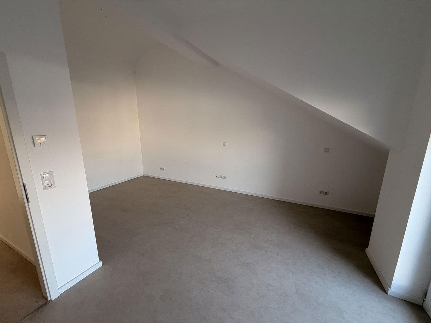 Pronájem bytu 4+1 144 m², Neuhofer Straße 45, Mannheim, Bádensko-Württembersko Pronájem bytu 4+1 144 m², Neuhofer Straße 45, Mannheim, Bádensko-Württembersko