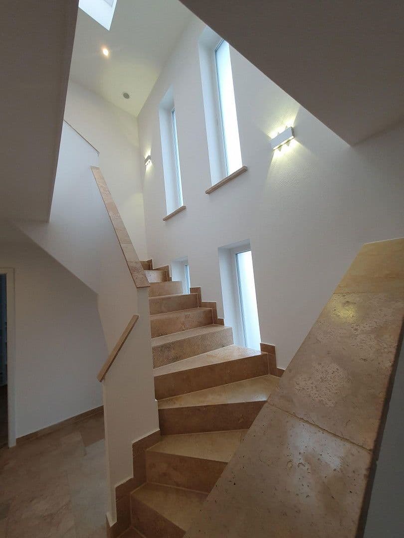 Pronájem domu 155 m², pozemek 300 m², Am Kollergang 4, Nittendorf, Bavorsko Pronájem domu 155 m², pozemek 300 m², Am Kollergang 4, Nittendorf, Bavorsko