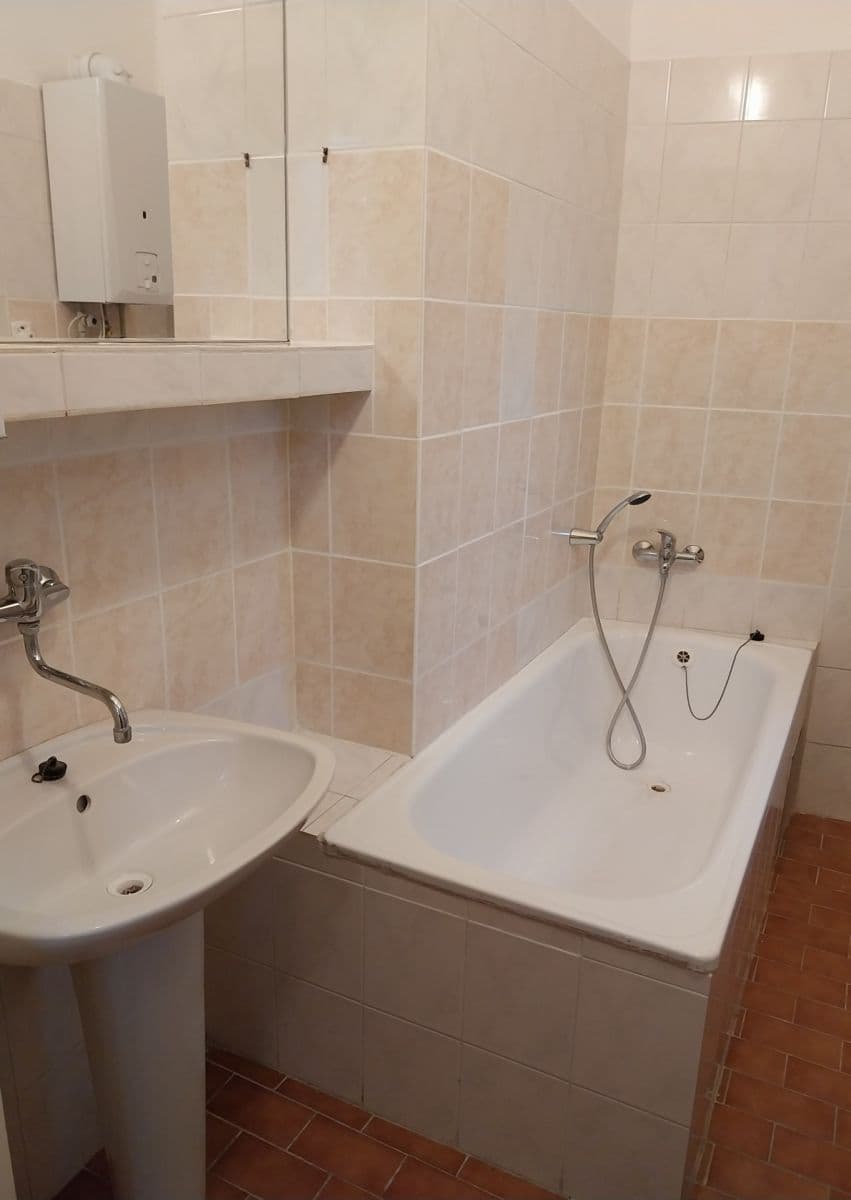 Pronájem bytu 2+1 50 m², Hronovická, Pardubice, Pardubický kraj Pronájem bytu 2+1 50 m², Hronovická, Pardubice, Pardubický kraj