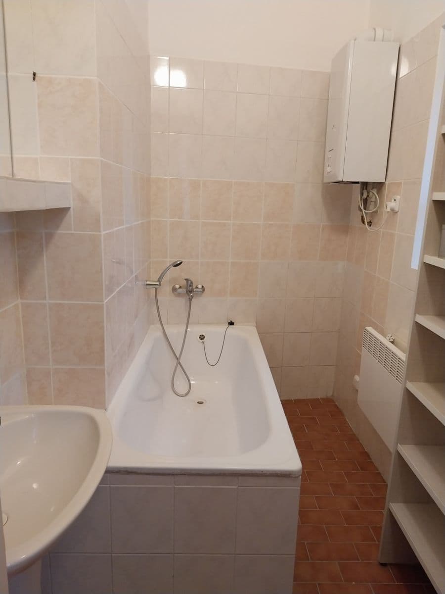 Pronájem bytu 2+1 50 m², Hronovická, Pardubice, Pardubický kraj Pronájem bytu 2+1 50 m², Hronovická, Pardubice, Pardubický kraj