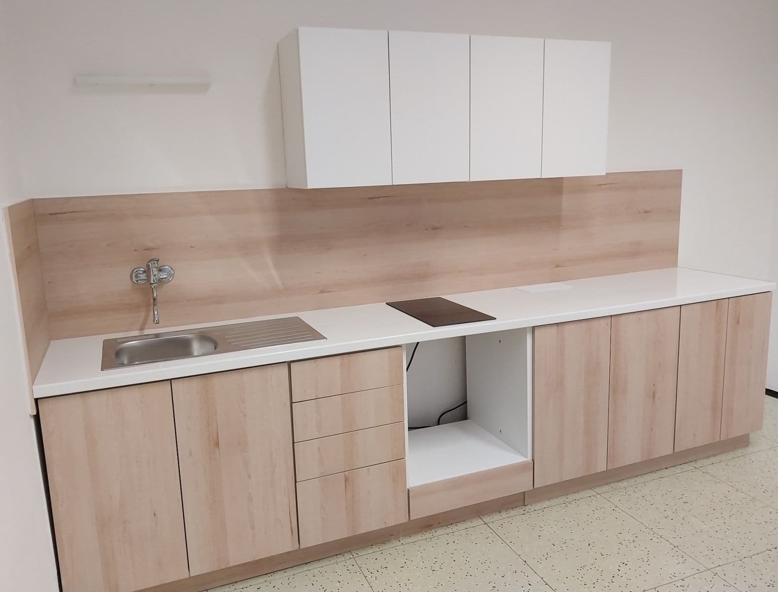 Pronájem nebytového prostoru 50 m², Hronovická, Pardubice, Pardubický kraj Pronájem nebytového prostoru 50 m², Hronovická, Pardubice, Pardubický kraj