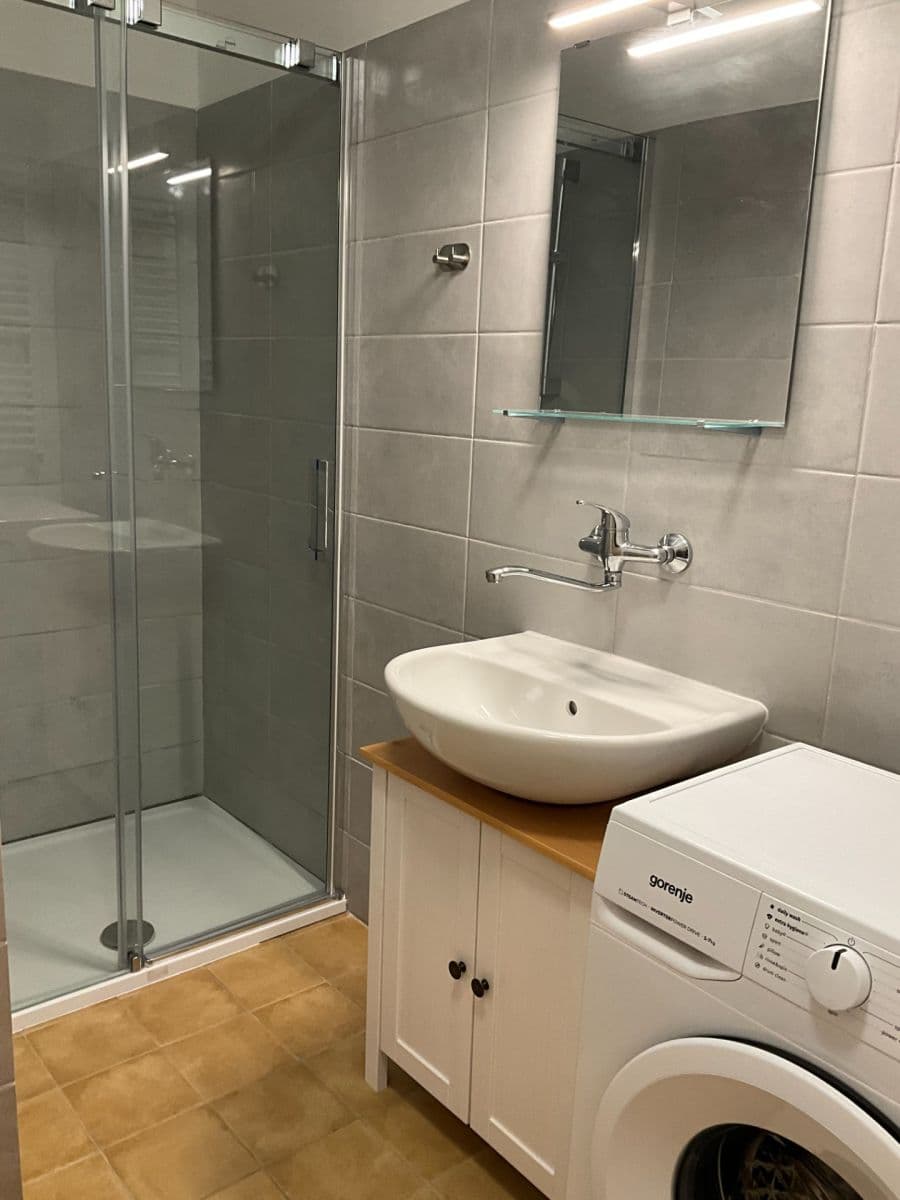 Pronájem bytu 1+1 38 m², nám. Krále Jiřího z Poděbrad, Řevnice, Středočeský kraj Pronájem bytu 1+1 38 m², nám. Krále Jiřího z Poděbrad, Řevnice, Středočeský kraj