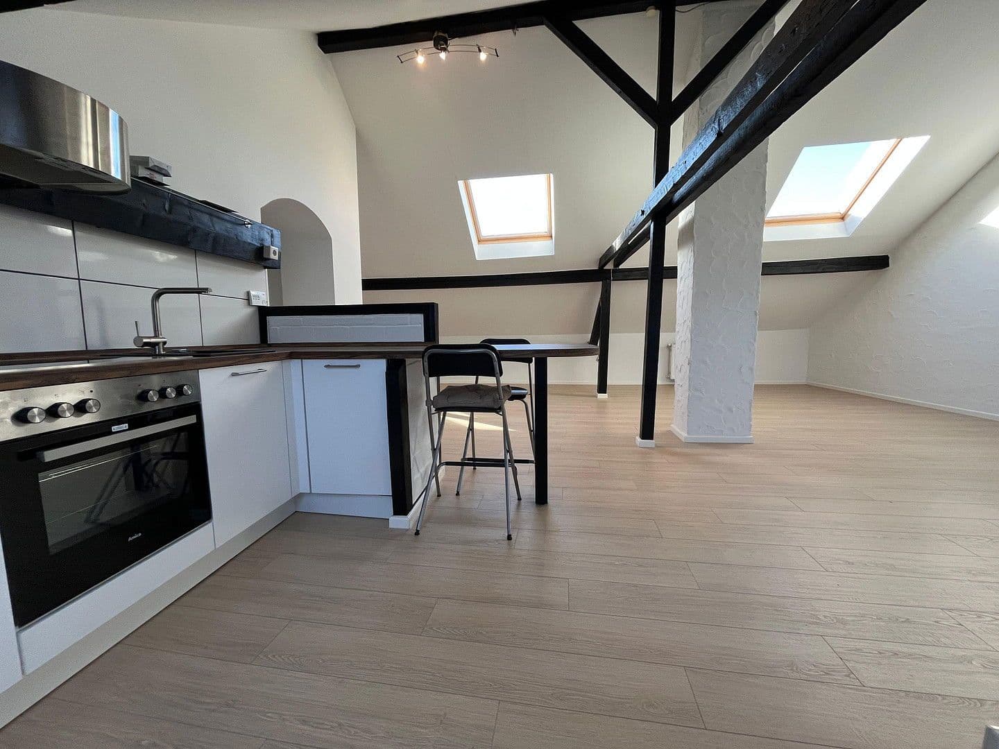 Pronájem bytu 1+1 62 m², Linienstraße 34, Düsseldorf, Severní Porýní-Vestfálsko Pronájem bytu 1+1 62 m², Linienstraße 34, Düsseldorf, Severní Porýní-Vestfálsko