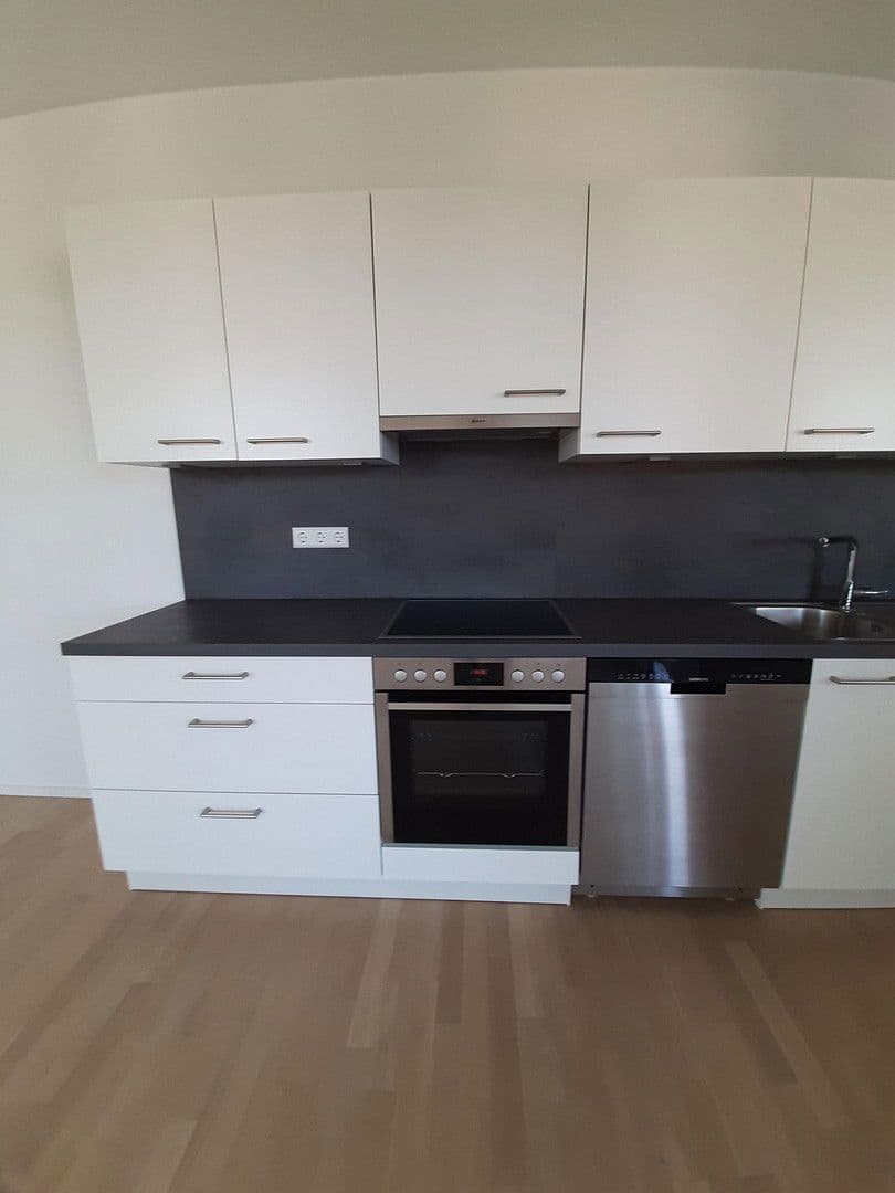 Pronájem bytu 3+1 85 m², Stuttgart, Bádensko-Württembersko Pronájem bytu 3+1 85 m², Stuttgart, Bádensko-Württembersko