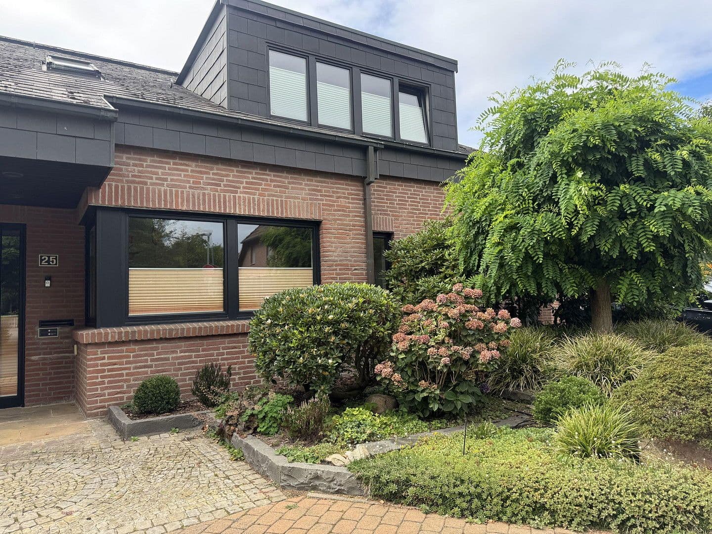 Prodej domu 273 m², pozemek 581 m², Langenhagen, Dolní Sasko Prodej domu 273 m², pozemek 581 m², Langenhagen, Dolní Sasko