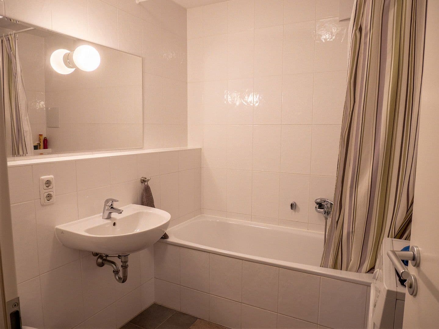 Pronájem bytu 1+1 43 m², Adlzreiterstraße 16, München, Bavorsko Pronájem bytu 1+1 43 m², Adlzreiterstraße 16, München, Bavorsko