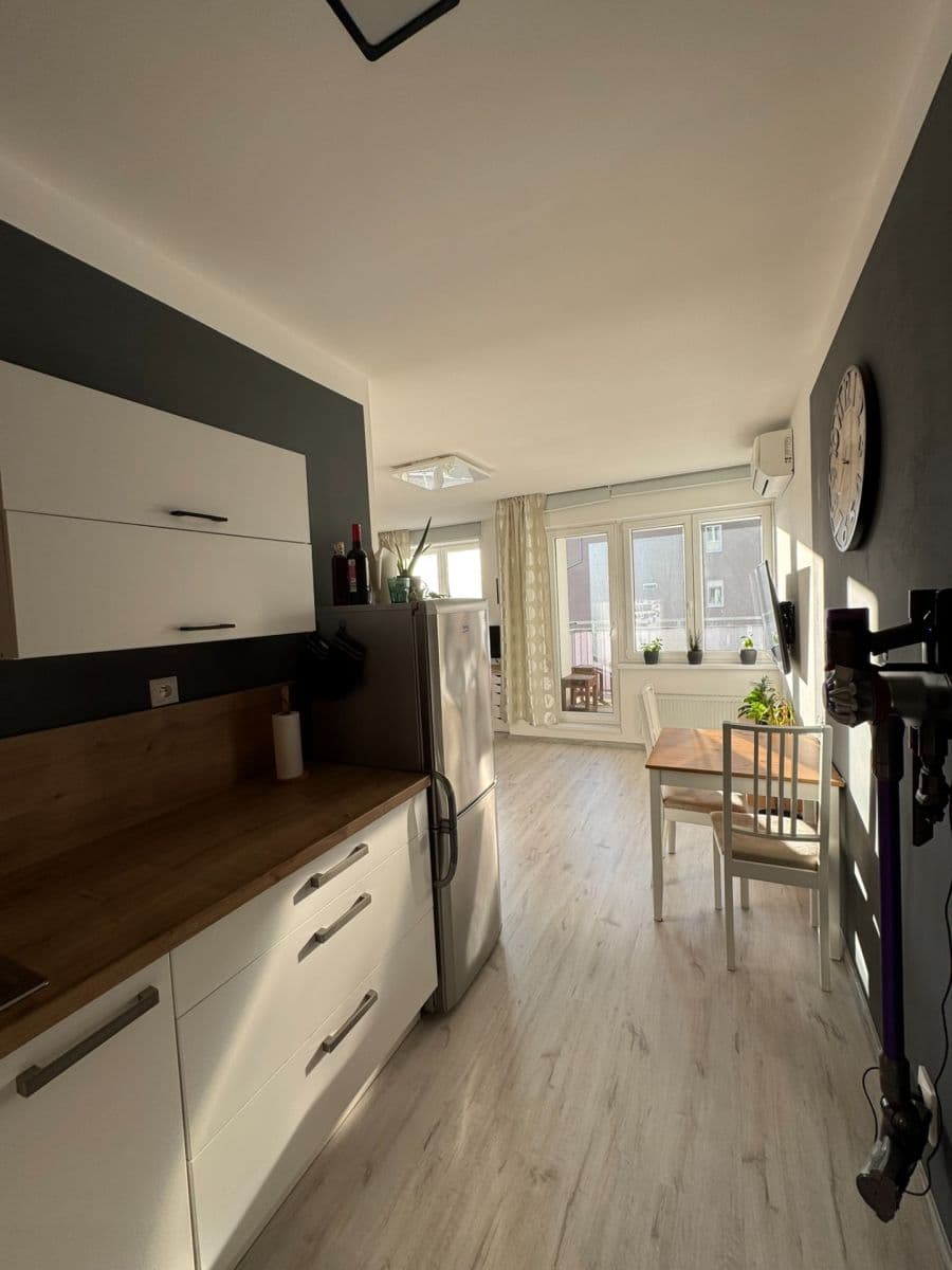 Pronájem bytu 1+kk 31 m², V Honech, Klecany, Středočeský kraj Pronájem bytu 1+kk 31 m², V Honech, Klecany, Středočeský kraj