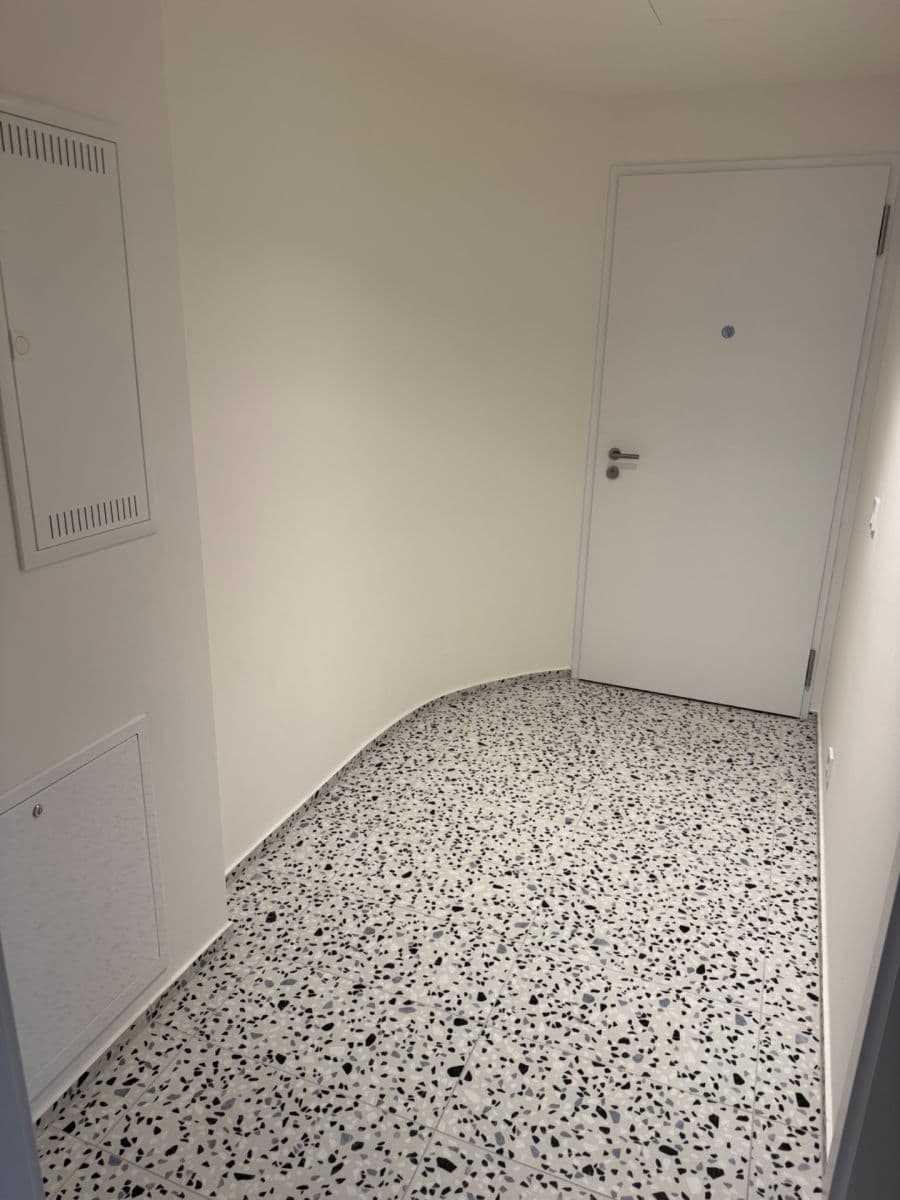 Pronájem bytu 1+kk 35 m², U Komína, Praha, Praha Pronájem bytu 1+kk 35 m², U Komína, Praha, Praha