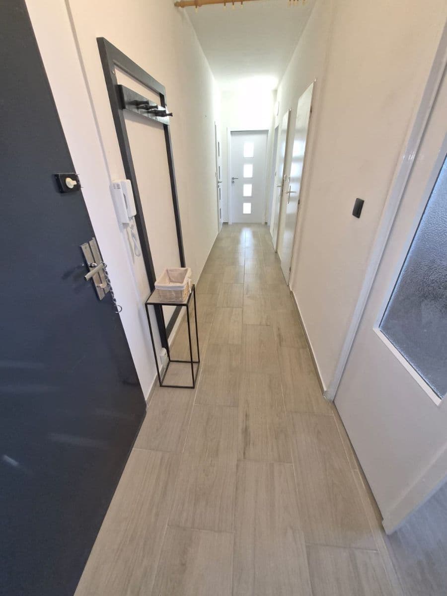 Pronájem bytu 3+1 67 m², Červeného kříže, Česká Lípa, Liberecký kraj Pronájem bytu 3+1 67 m², Červeného kříže, Česká Lípa, Liberecký kraj