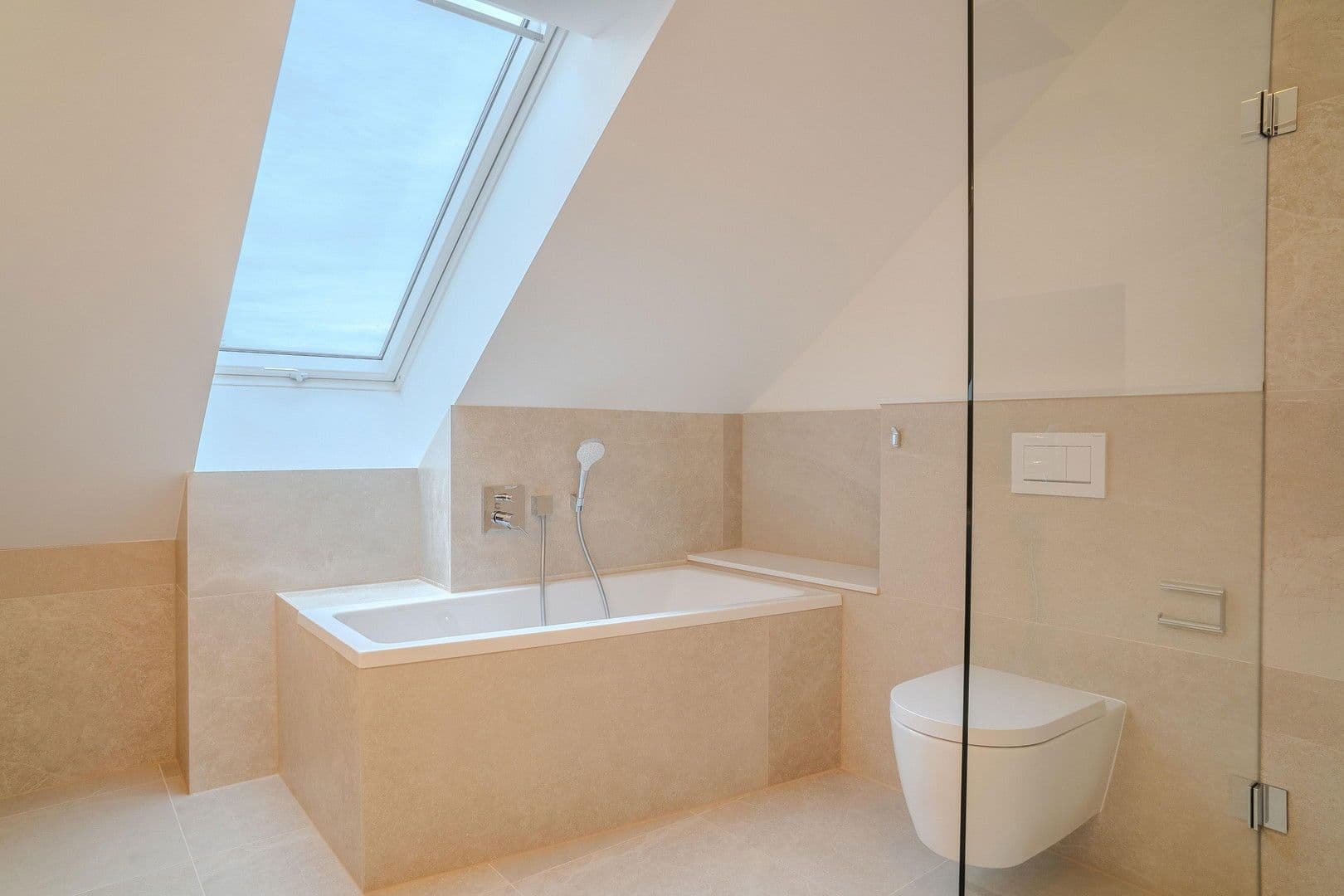 Pronájem bytu 3+1 100 m², An den Postwiesen 1, Frankfurt am Main, Hessen Pronájem bytu 3+1 100 m², An den Postwiesen 1, Frankfurt am Main, Hessen