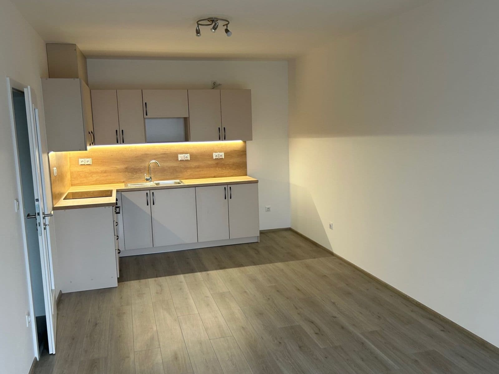 Pronájem bytu 2+kk 56 m², Benediktínská, Kladno, Středočeský kraj Pronájem bytu 2+kk 56 m², Benediktínská, Kladno, Středočeský kraj