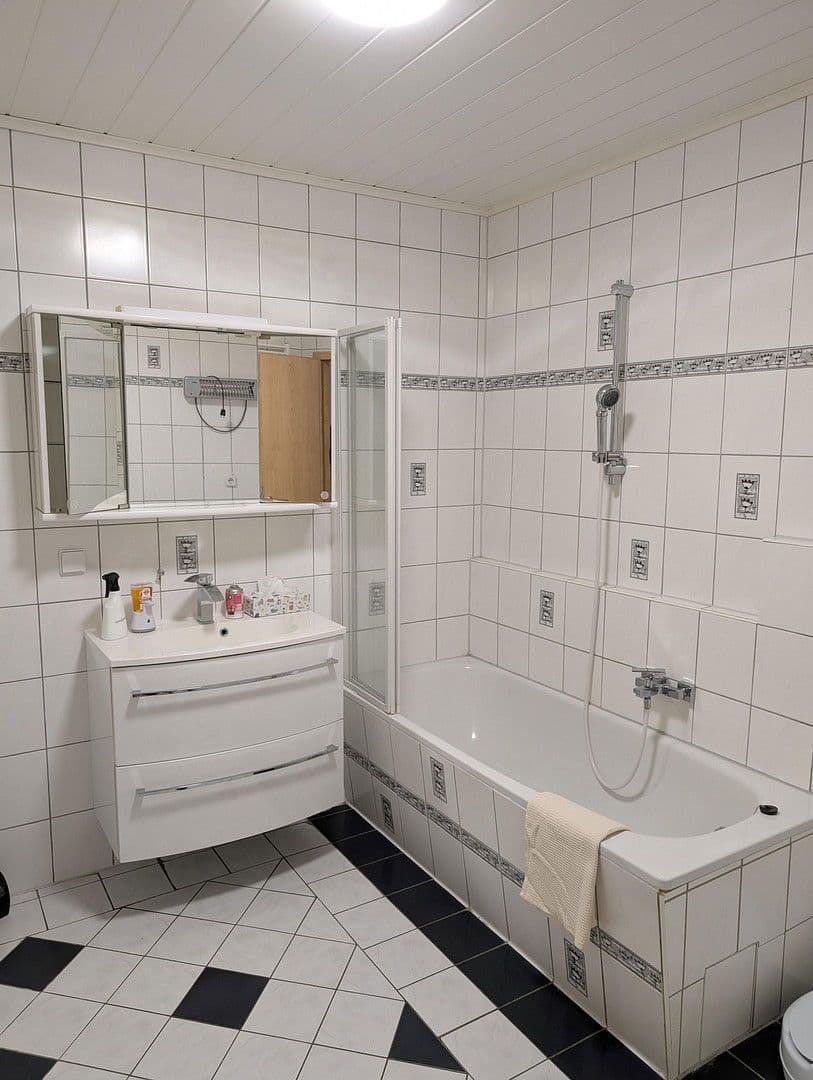 Prodej bytu 3+1 90 m², Woogstr. 36, Neuhofen, Porýní-Falc Prodej bytu 3+1 90 m², Woogstr. 36, Neuhofen, Porýní-Falc