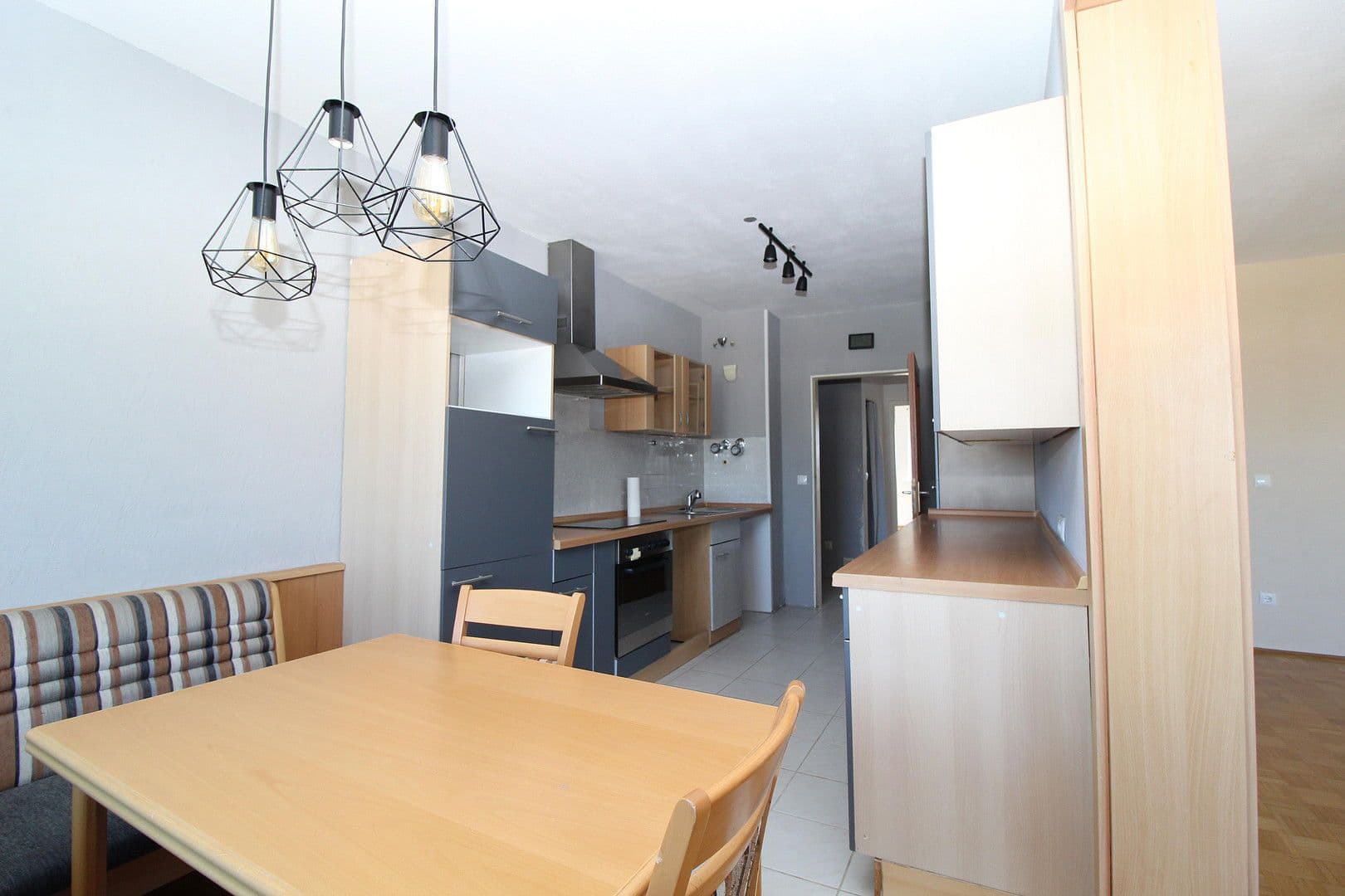 Pronájem bytu 3+1 90 m², Friedrich-Naumann Straße 17, Ludwigshafen am Rhein, Porýní-Falc Pronájem bytu 3+1 90 m², Friedrich-Naumann Straße 17, Ludwigshafen am Rhein, Porýní-Falc