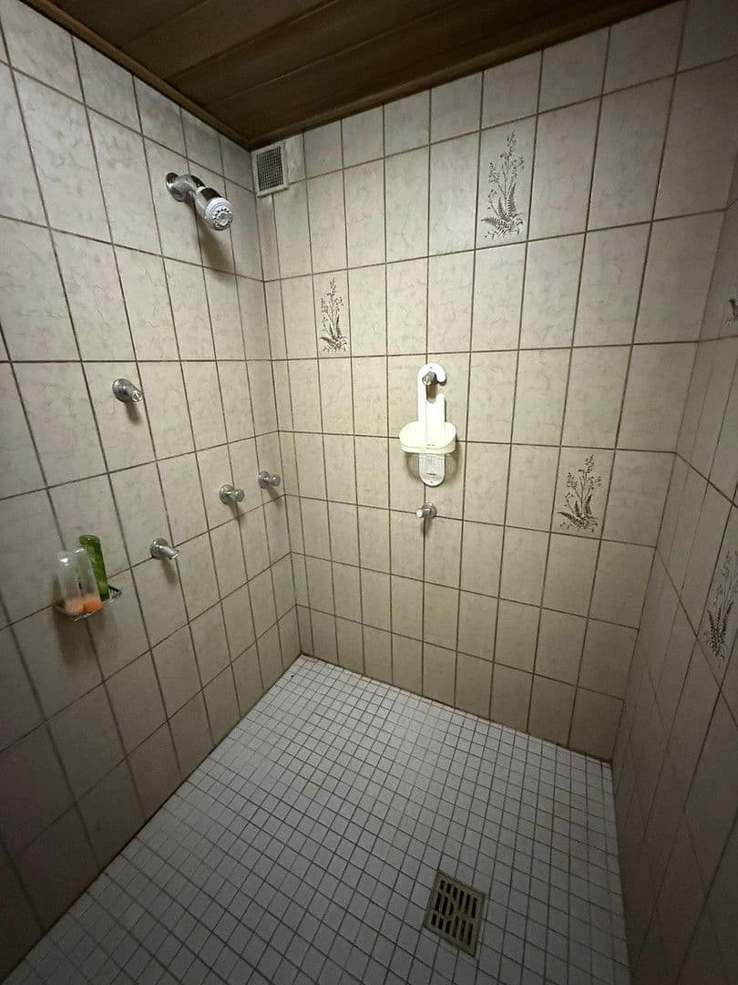 Prodej domu 478 m², pozemek 1.827 m², Neuhof, Hessen Prodej domu 478 m², pozemek 1.827 m², Neuhof, Hessen