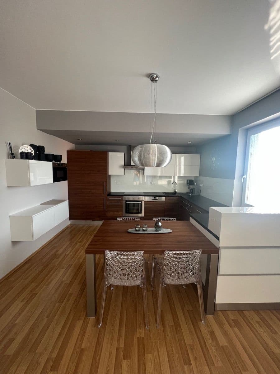Pronájem bytu 2+kk 68 m², Podlesí II, Zlín, Zlínský kraj Pronájem bytu 2+kk 68 m², Podlesí II, Zlín, Zlínský kraj
