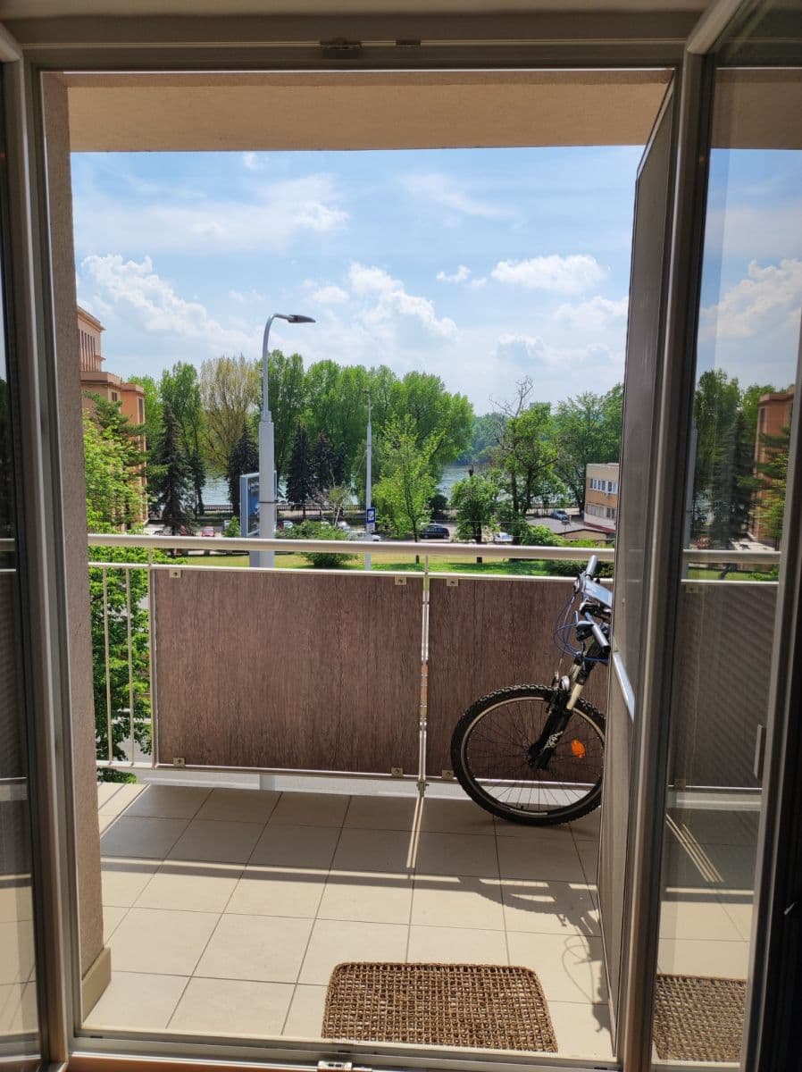 Pronájem bytu 1+kk 37 m², Nábrežie arm. gen. Ludvíka Svobodu, Bratislava - mestská časť Staré Mesto, Bratislavský kraj Pronájem bytu 1+kk 37 m², Nábrežie arm. gen. Ludvíka Svobodu, Bratislava - mestská časť Staré Mesto, Bratislavský kraj