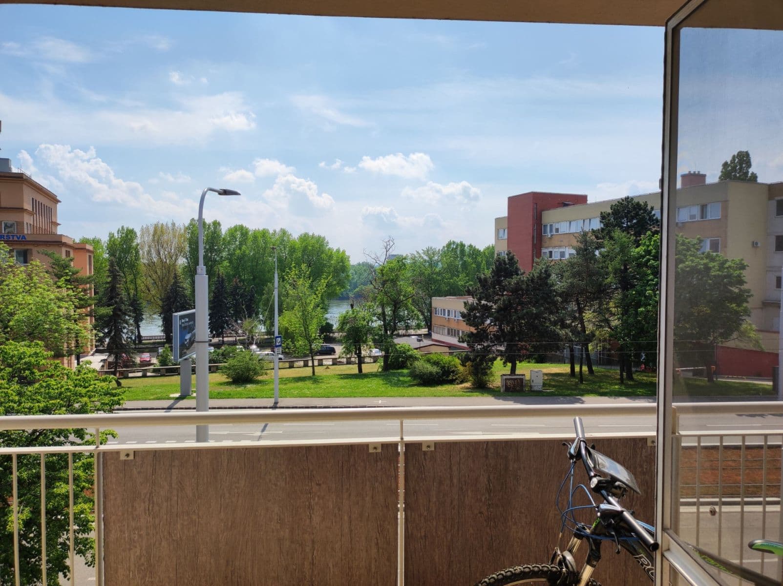 Pronájem bytu 1+kk 37 m², Nábrežie arm. gen. Ludvíka Svobodu, Bratislava - mestská časť Staré Mesto, Bratislavský kraj Pronájem bytu 1+kk 37 m², Nábrežie arm. gen. Ludvíka Svobodu, Bratislava - mestská časť Staré Mesto, Bratislavský kraj