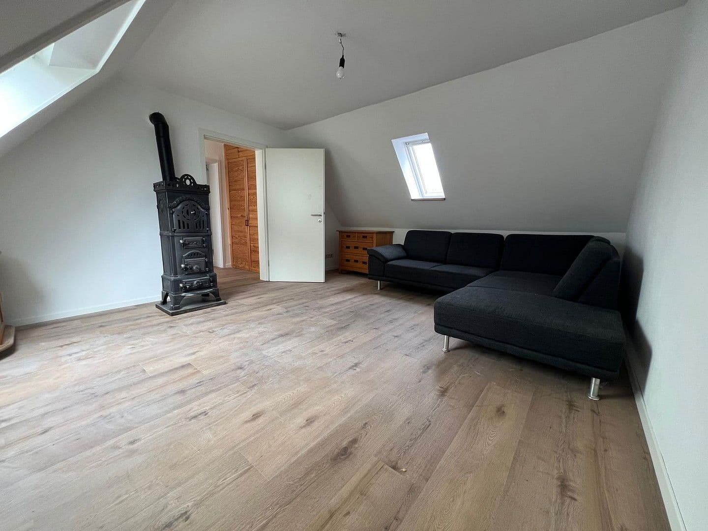 Pronájem bytu 6+1 120 m², Schöckinger Straße 31, Korntal-Münchingen, Bádensko-Württembersko Pronájem bytu 6+1 120 m², Schöckinger Straße 31, Korntal-Münchingen, Bádensko-Württembersko