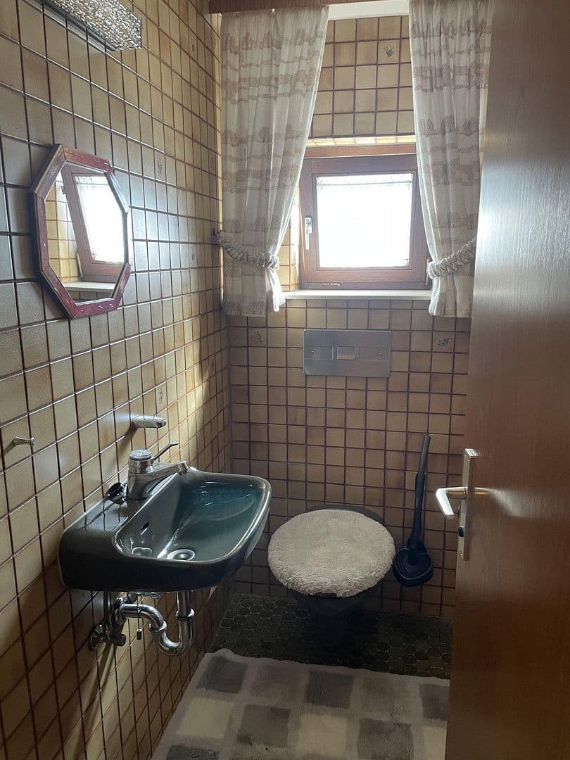 Pronájem bytu 3+1 125 m², Hambachstrasse 12, Hessigheim, Bádensko-Württembersko Pronájem bytu 3+1 125 m², Hambachstrasse 12, Hessigheim, Bádensko-Württembersko