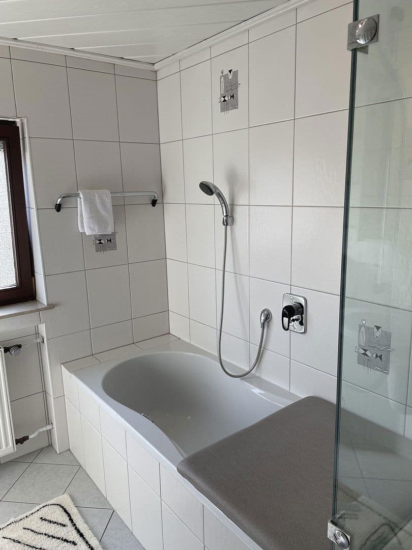 Pronájem bytu 3+1 125 m², Hambachstrasse 12, Hessigheim, Bádensko-Württembersko Pronájem bytu 3+1 125 m², Hambachstrasse 12, Hessigheim, Bádensko-Württembersko