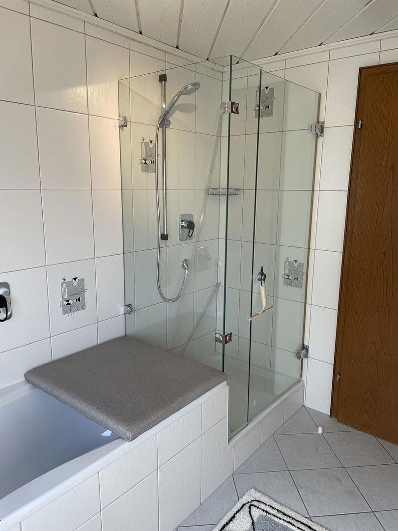 Pronájem bytu 3+1 125 m², Hambachstrasse 12, Hessigheim, Bádensko-Württembersko Pronájem bytu 3+1 125 m², Hambachstrasse 12, Hessigheim, Bádensko-Württembersko