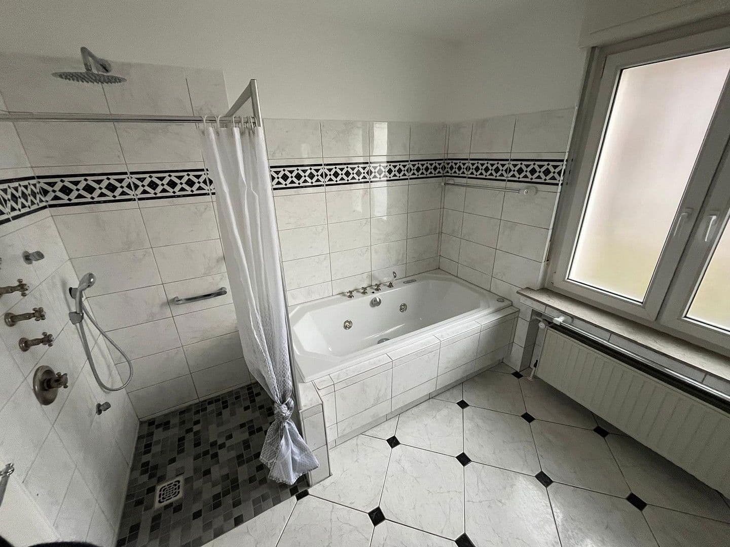 Pronájem bytu 3+1 175 m², Remscheid, Severní Porýní-Vestfálsko Pronájem bytu 3+1 175 m², Remscheid, Severní Porýní-Vestfálsko