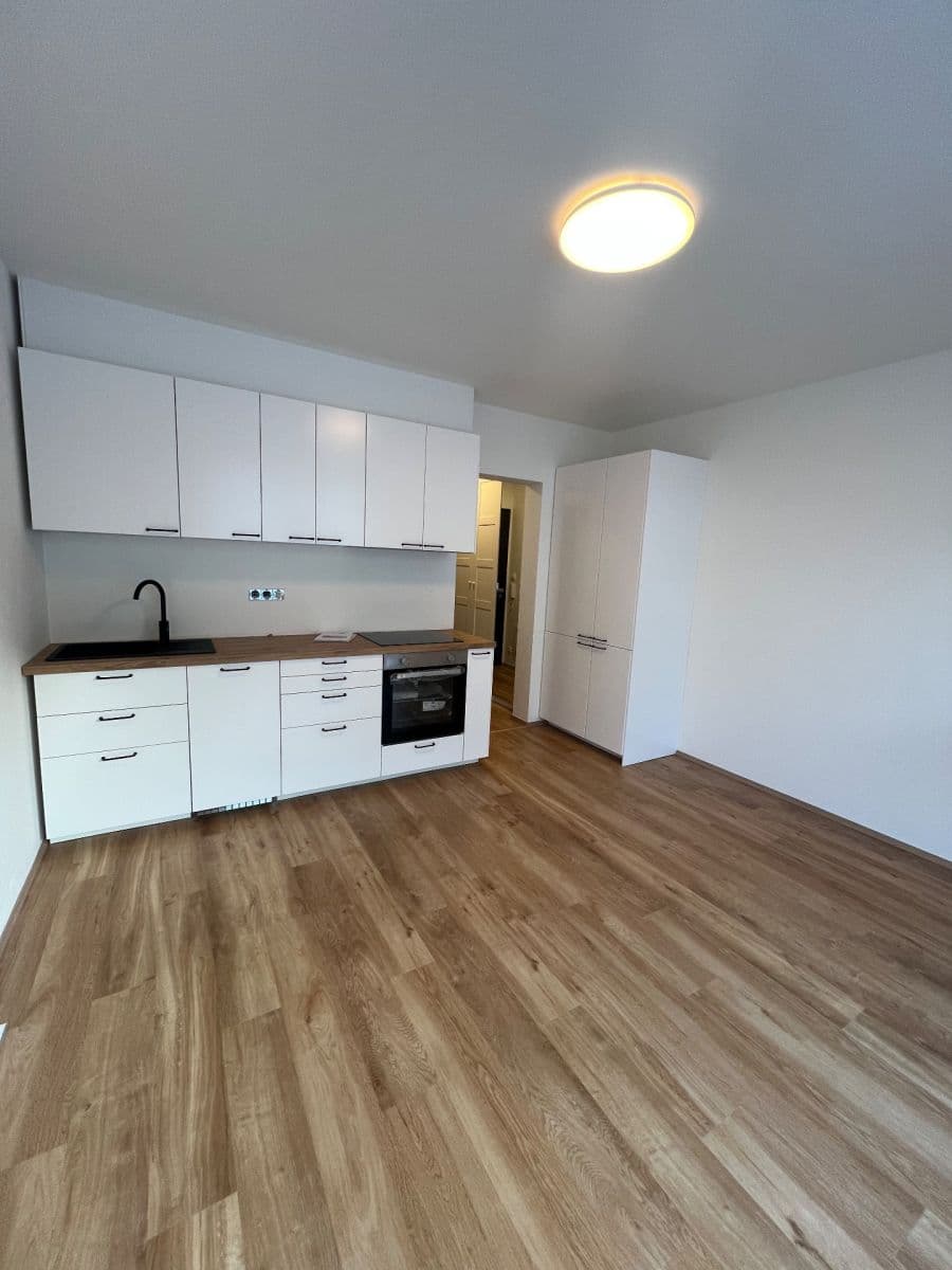 Pronájem bytu 1+kk 25 m², Nádražní, Kralupy nad Vltavou, Středočeský kraj Pronájem bytu 1+kk 25 m², Nádražní, Kralupy nad Vltavou, Středočeský kraj