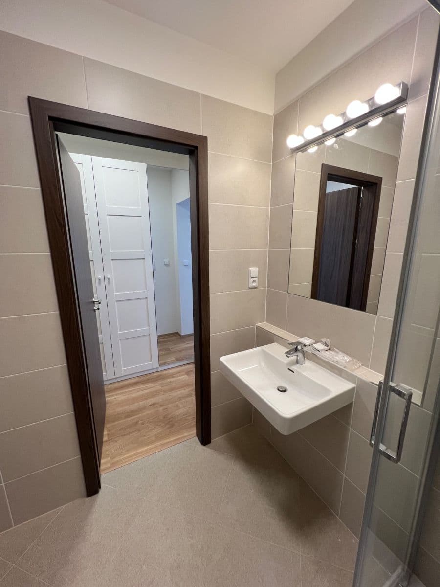 Pronájem bytu 1+kk 25 m², Nádražní, Kralupy nad Vltavou, Středočeský kraj Pronájem bytu 1+kk 25 m², Nádražní, Kralupy nad Vltavou, Středočeský kraj