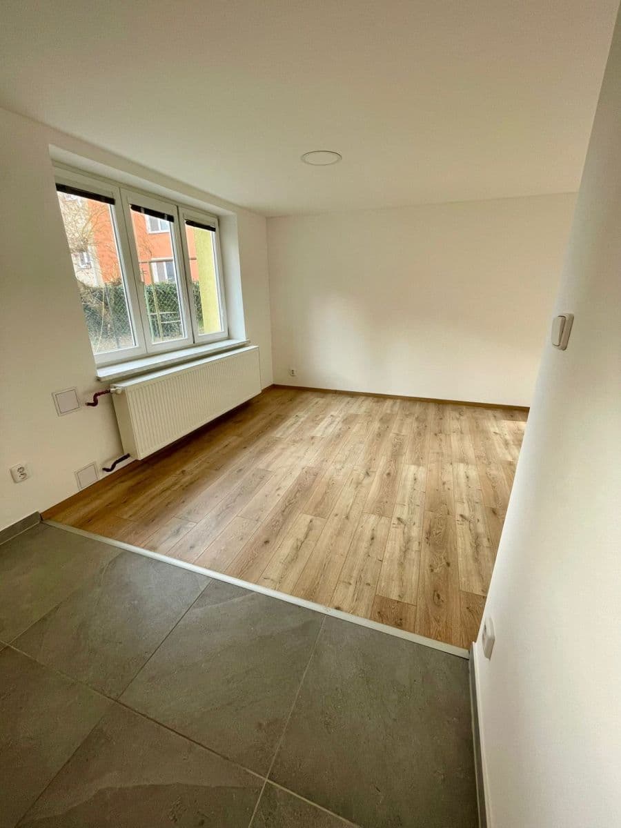 Pronájem bytu 1+kk 30 m², náměstí Svaté Hedviky, Opava, Moravskoslezský kraj Pronájem bytu 1+kk 30 m², náměstí Svaté Hedviky, Opava, Moravskoslezský kraj