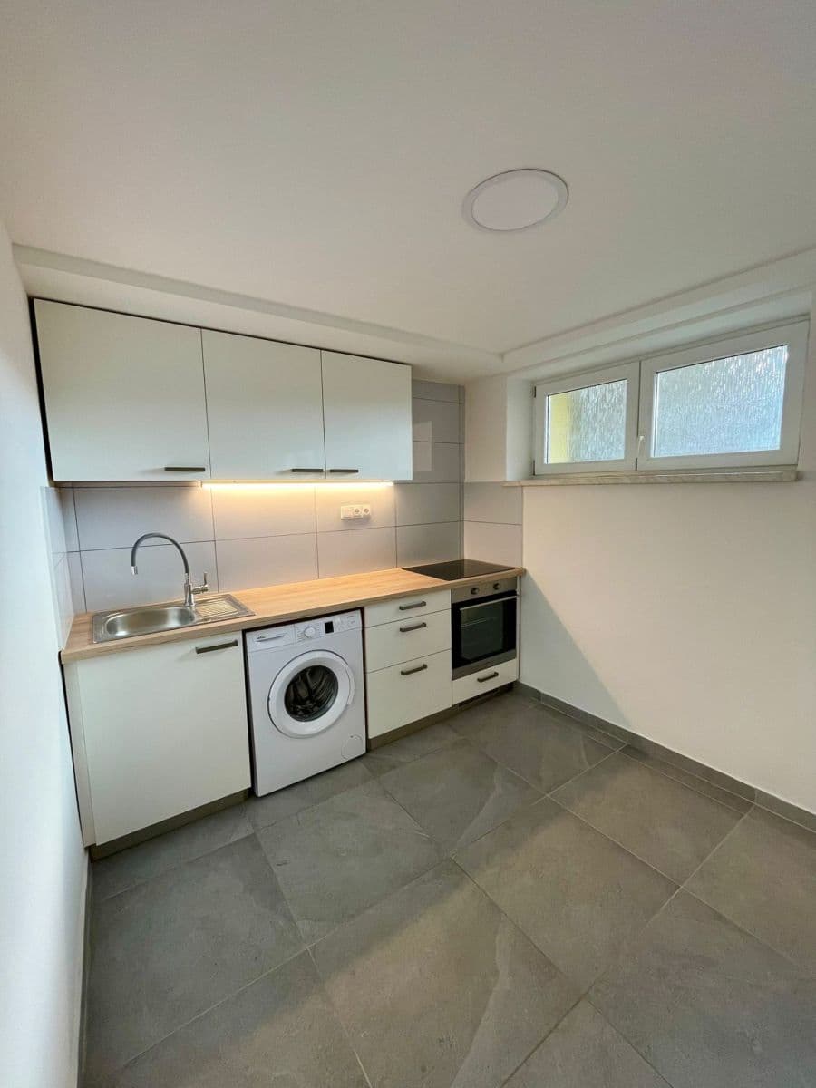 Pronájem bytu 1+kk 30 m², náměstí Svaté Hedviky, Opava, Moravskoslezský kraj Pronájem bytu 1+kk 30 m², náměstí Svaté Hedviky, Opava, Moravskoslezský kraj