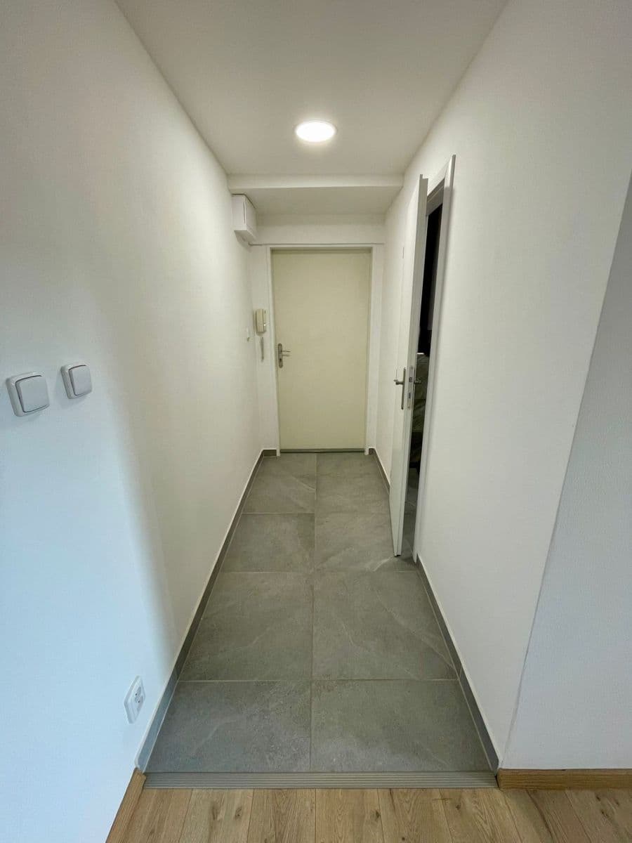 Pronájem bytu 1+kk 30 m², náměstí Svaté Hedviky, Opava, Moravskoslezský kraj Pronájem bytu 1+kk 30 m², náměstí Svaté Hedviky, Opava, Moravskoslezský kraj