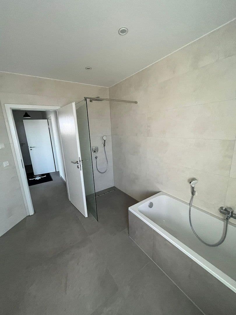 Pronájem bytu 2+1 74 m², Carl-Benz-Straße 5, Erlensee, Hessen Pronájem bytu 2+1 74 m², Carl-Benz-Straße 5, Erlensee, Hessen