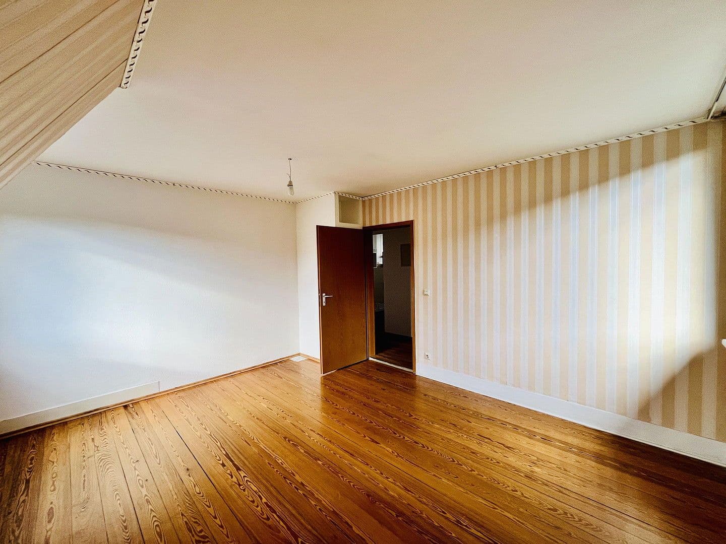 Prodej domu 146 m², pozemek 1.550 m², Neuenbürg, Bádensko-Württembersko Prodej domu 146 m², pozemek 1.550 m², Neuenbürg, Bádensko-Württembersko