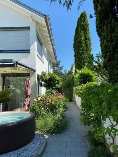 Prodej domu 191 m², pozemek 316 m², Bahnhofstraße 4b, Planegg, Bavorsko Prodej domu 191 m², pozemek 316 m², Bahnhofstraße 4b, Planegg, Bavorsko