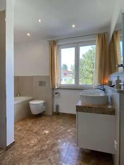 Prodej domu 191 m², pozemek 316 m², Bahnhofstraße 4b, Planegg, Bavorsko Prodej domu 191 m², pozemek 316 m², Bahnhofstraße 4b, Planegg, Bavorsko