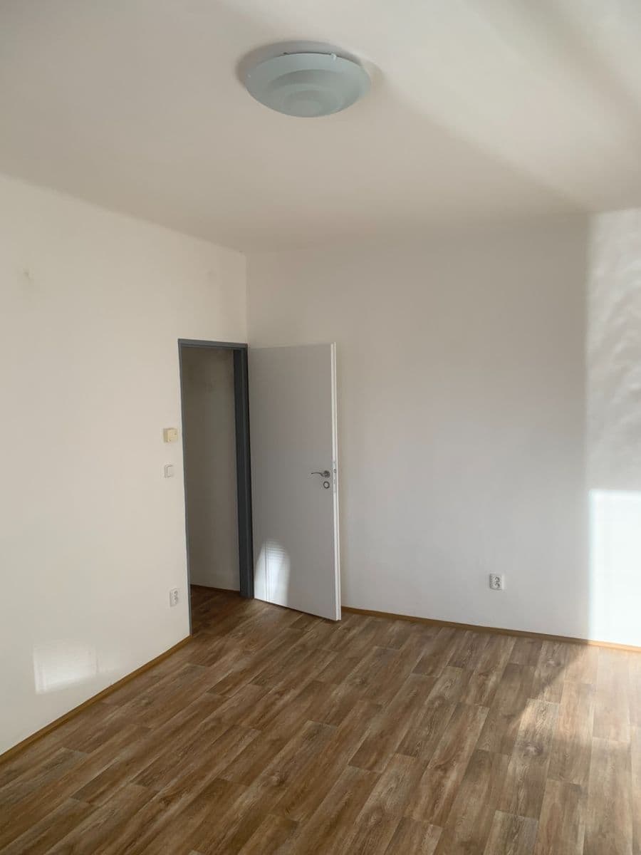 Pronájem bytu 1+kk 24 m², nám. T. G. Masaryka, Kamenický Šenov, Liberecký kraj Pronájem bytu 1+kk 24 m², nám. T. G. Masaryka, Kamenický Šenov, Liberecký kraj